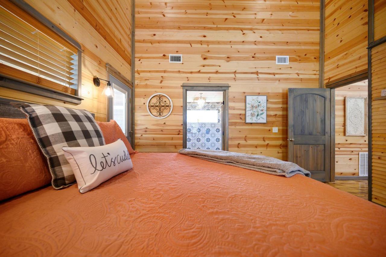 Convenient Romantic Hot Tub Bbq 3-Night Special! Broken Bow Εξωτερικό φωτογραφία